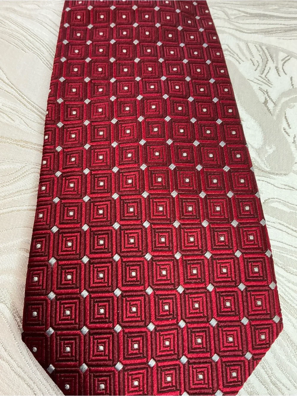 DONAL J. TRUMP SIGNATURE COLLECTION. 100% SILK RED GEOMETRIC. MENS TIE.